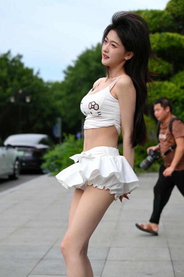    甜美可爱百褶裙街拍：清纯少女露脐装秀曼妙身姿 [47P]第35张图片