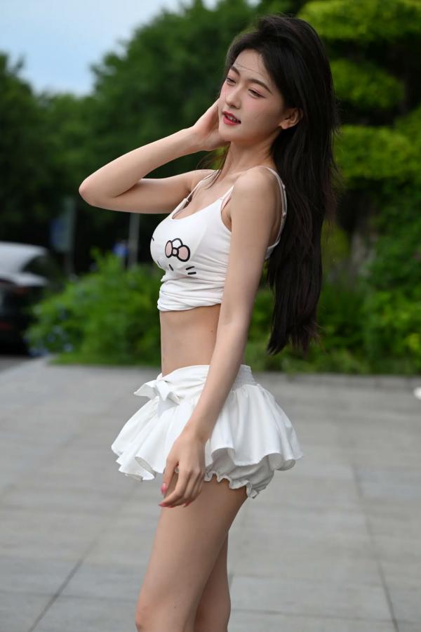    甜美可爱百褶裙街拍：清纯少女露脐装秀曼妙身姿 [47P]第36张图片