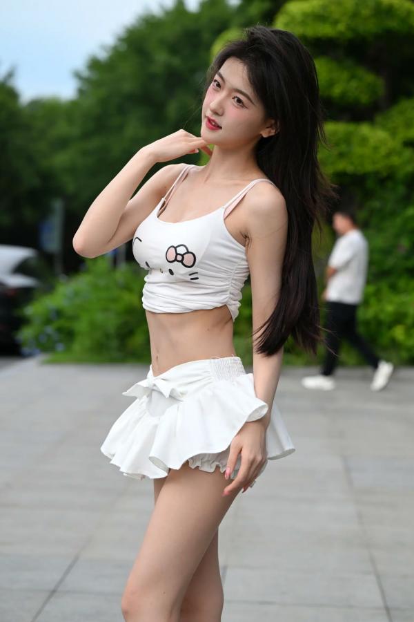    甜美可爱百褶裙街拍：清纯少女露脐装秀曼妙身姿 [47P]第38张图片