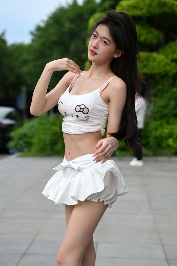    甜美可爱百褶裙街拍：清纯少女露脐装秀曼妙身姿 [47P]第39张图片