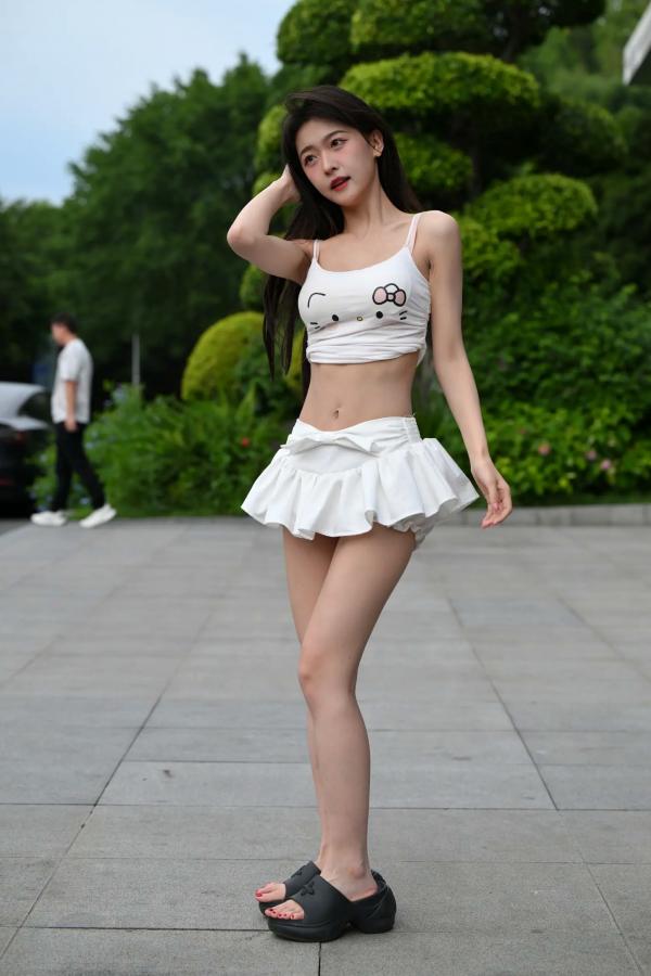    甜美可爱百褶裙街拍：清纯少女露脐装秀曼妙身姿 [47P]第40张图片