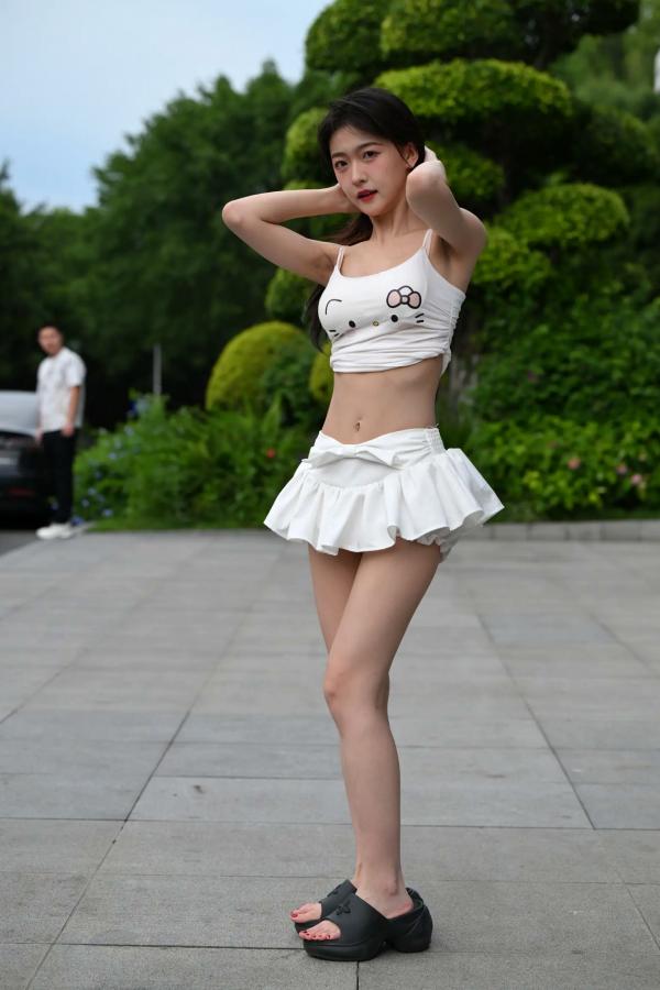    甜美可爱百褶裙街拍：清纯少女露脐装秀曼妙身姿 [47P]第41张图片