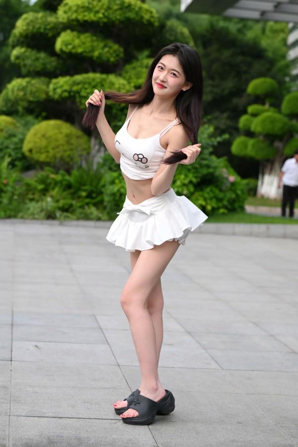    甜美可爱百褶裙街拍：清纯少女露脐装秀曼妙身姿 [47P]第43张图片