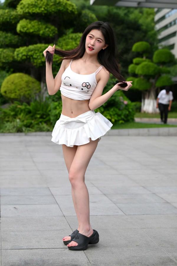    甜美可爱百褶裙街拍：清纯少女露脐装秀曼妙身姿 [47P]第44张图片