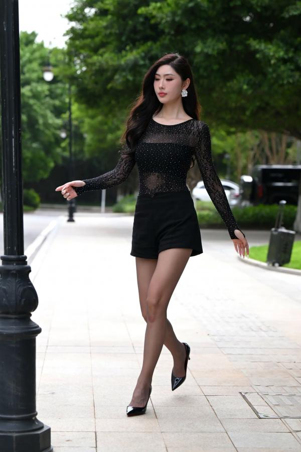    黑色系女神街拍：气质美女亮钻上衣搭配黑丝美腿，冷艳时尚都市风 [118P]第10张图片