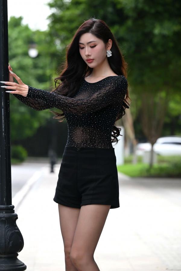   黑色系女神街拍：气质美女亮钻上衣搭配黑丝美腿，冷艳时尚都市风 [118P]第14张图片