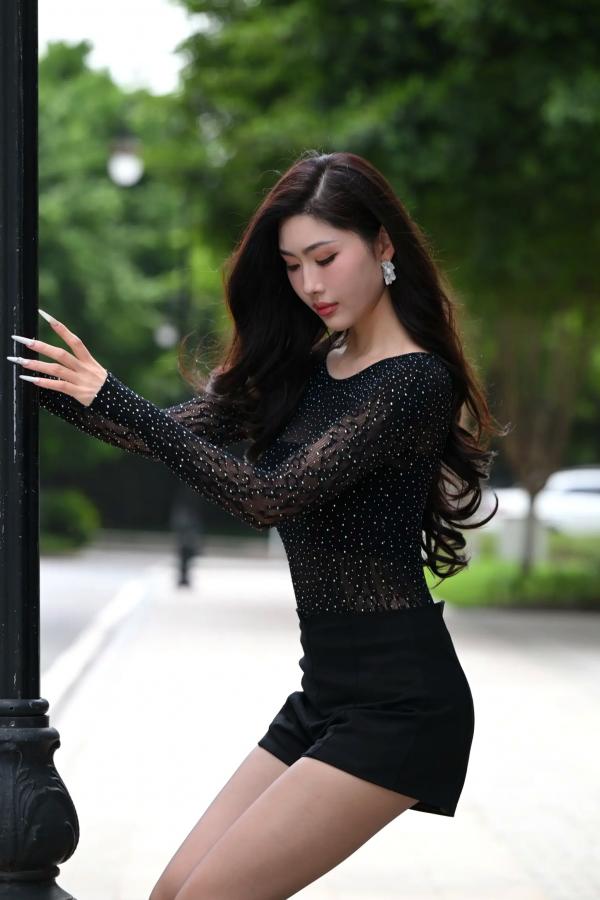    黑色系女神街拍：气质美女亮钻上衣搭配黑丝美腿，冷艳时尚都市风 [118P]第17张图片