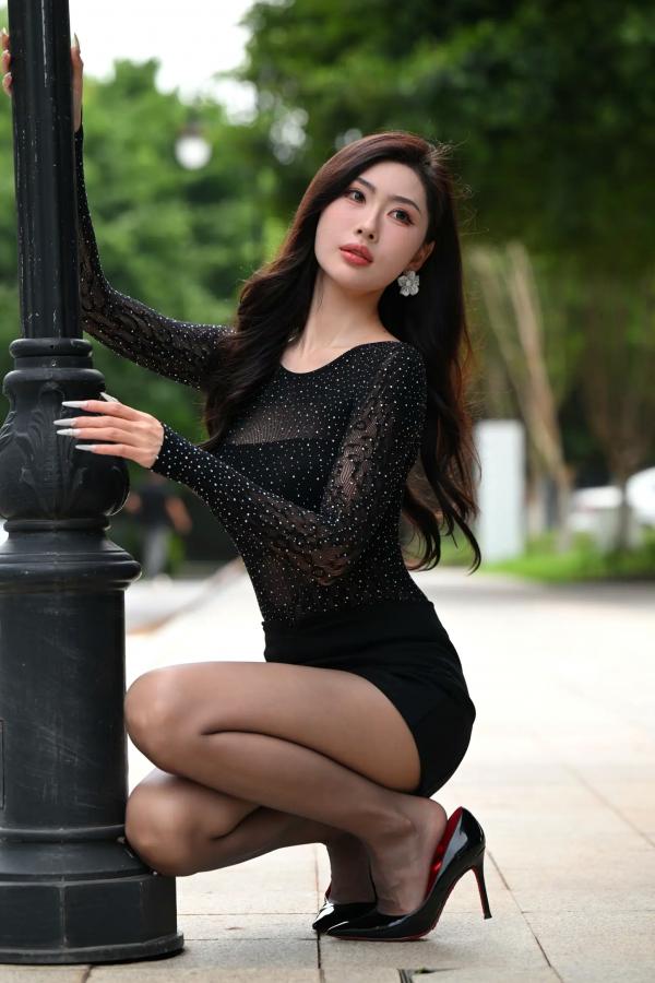    黑色系女神街拍：气质美女亮钻上衣搭配黑丝美腿，冷艳时尚都市风 [118P]第23张图片