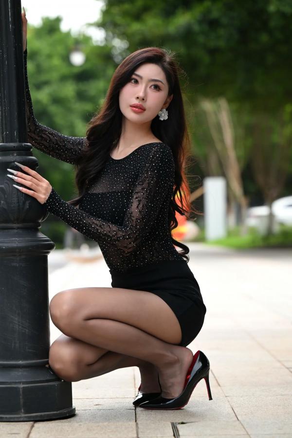    黑色系女神街拍：气质美女亮钻上衣搭配黑丝美腿，冷艳时尚都市风 [118P]第26张图片
