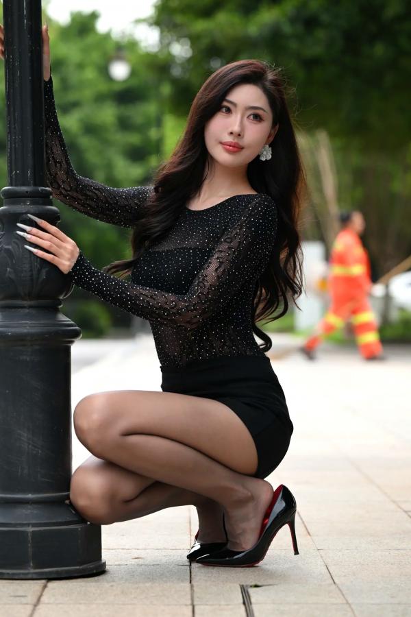    黑色系女神街拍：气质美女亮钻上衣搭配黑丝美腿，冷艳时尚都市风 [118P]第30张图片