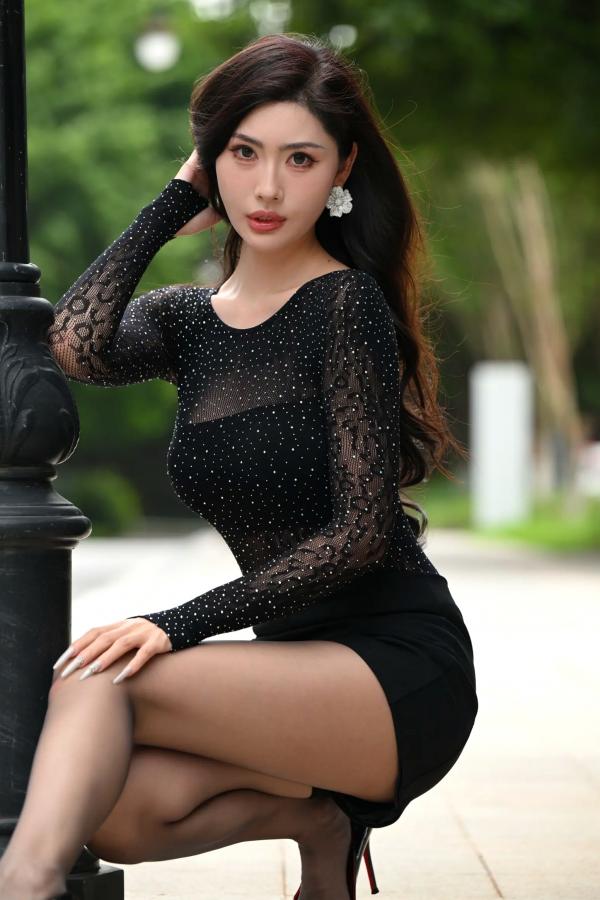    黑色系女神街拍：气质美女亮钻上衣搭配黑丝美腿，冷艳时尚都市风 [118P]第39张图片
