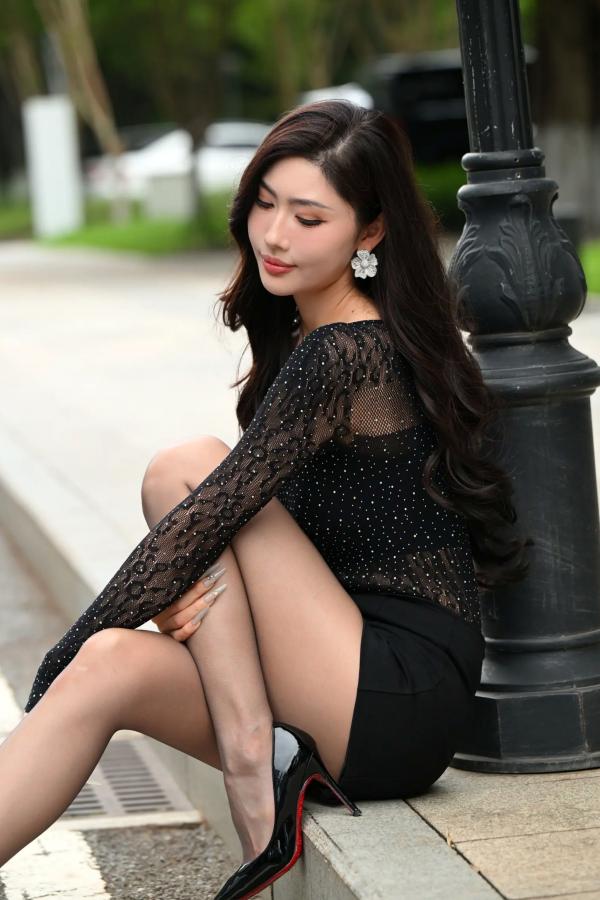    黑色系女神街拍：气质美女亮钻上衣搭配黑丝美腿，冷艳时尚都市风 [118P]第94张图片