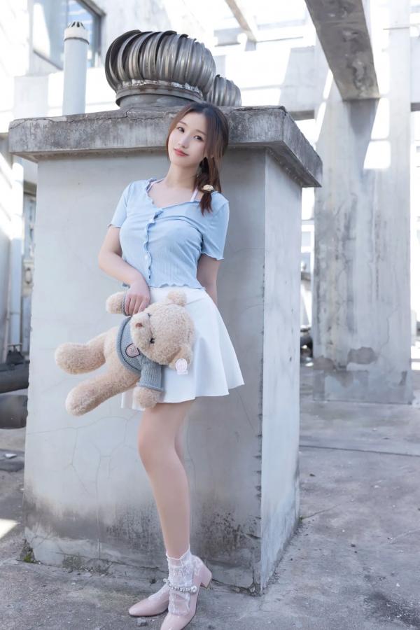    杏子 - 天台户外私房写真，清纯蓝白制服诱惑，极致性感大尺度视觉，完美身材撩人心弦 [120P]第2张图片