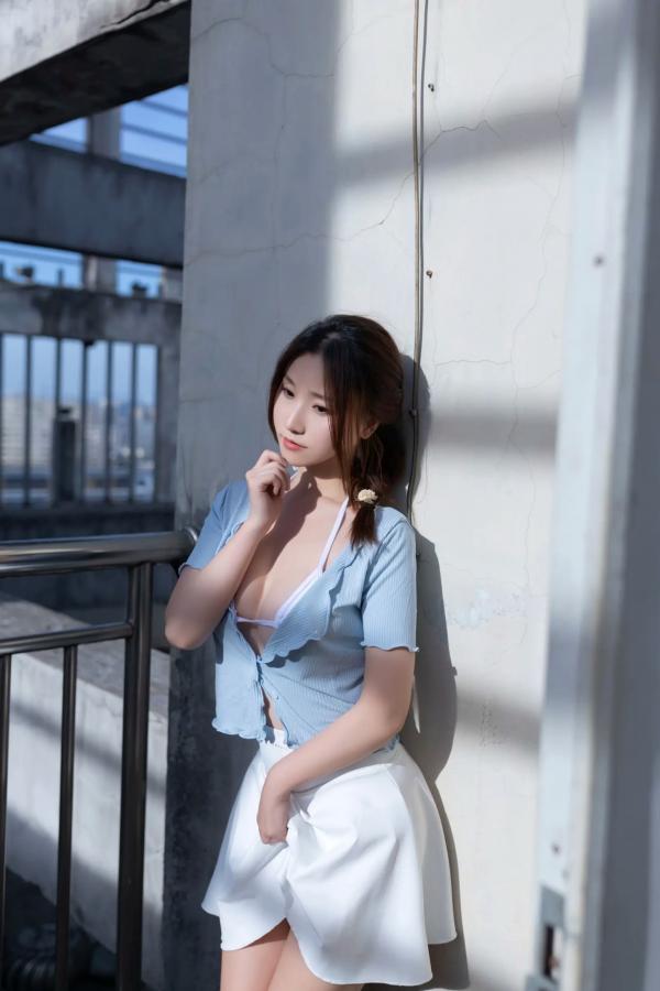    杏子 - 天台户外私房写真，清纯蓝白制服诱惑，极致性感大尺度视觉，完美身材撩人心弦 [120P]第34张图片