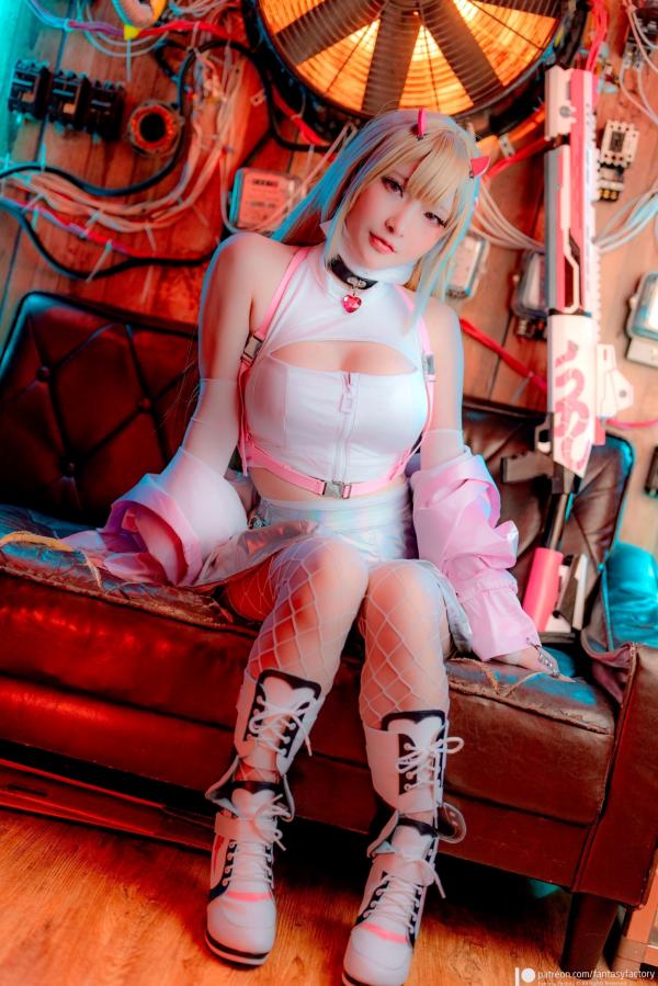   《Fantasy-Factory-小丁Ding-NIKKE胜利女神-毒蛇Viper-高还原Cosplay-大胆性感私房照》第10张图片