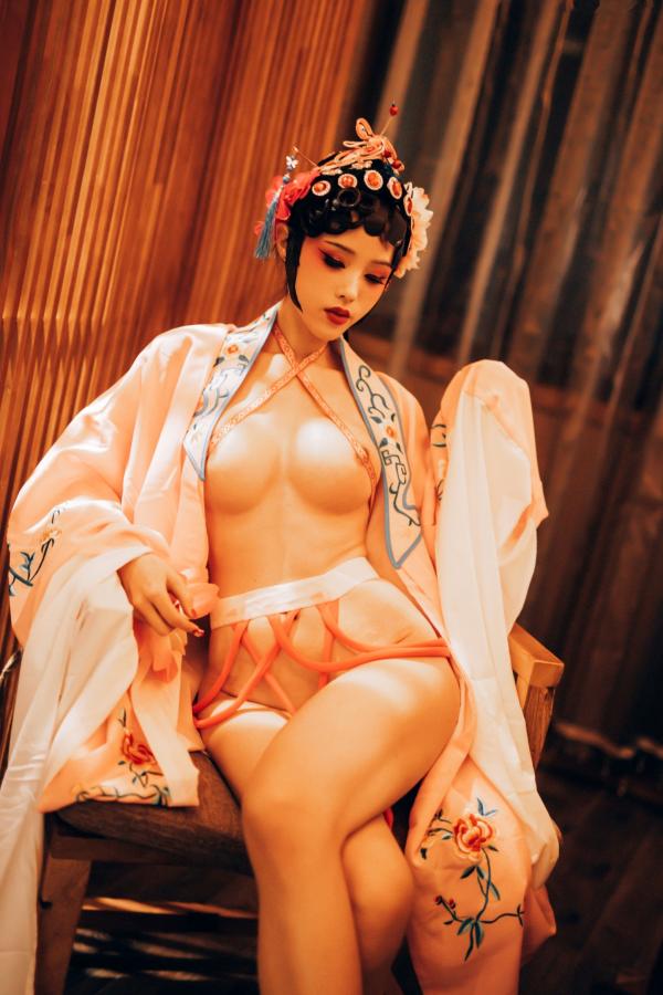    钛合金TiTi-潘金莲古风戏曲装，极致古典美学私房写真，魅惑眼妆风情万种，大尺度呈现惊艳东方尤物盛宴第2张图片