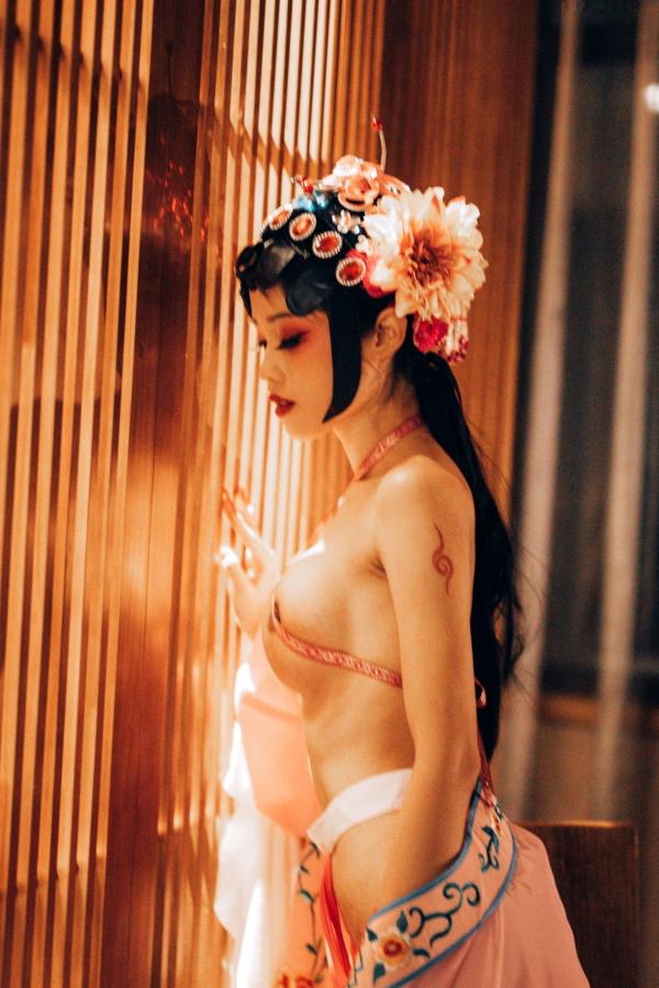    钛合金TiTi-潘金莲古风戏曲装，极致古典美学私房写真，魅惑眼妆风情万种，大尺度呈现惊艳东方尤物盛宴第24张图片