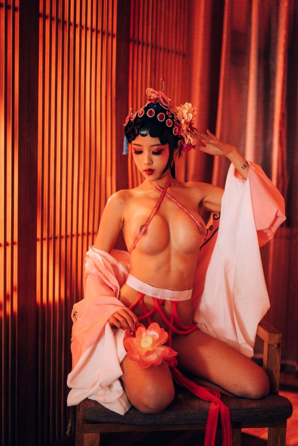    钛合金TiTi-潘金莲古风戏曲装，极致古典美学私房写真，魅惑眼妆风情万种，大尺度呈现惊艳东方尤物盛宴第35张图片