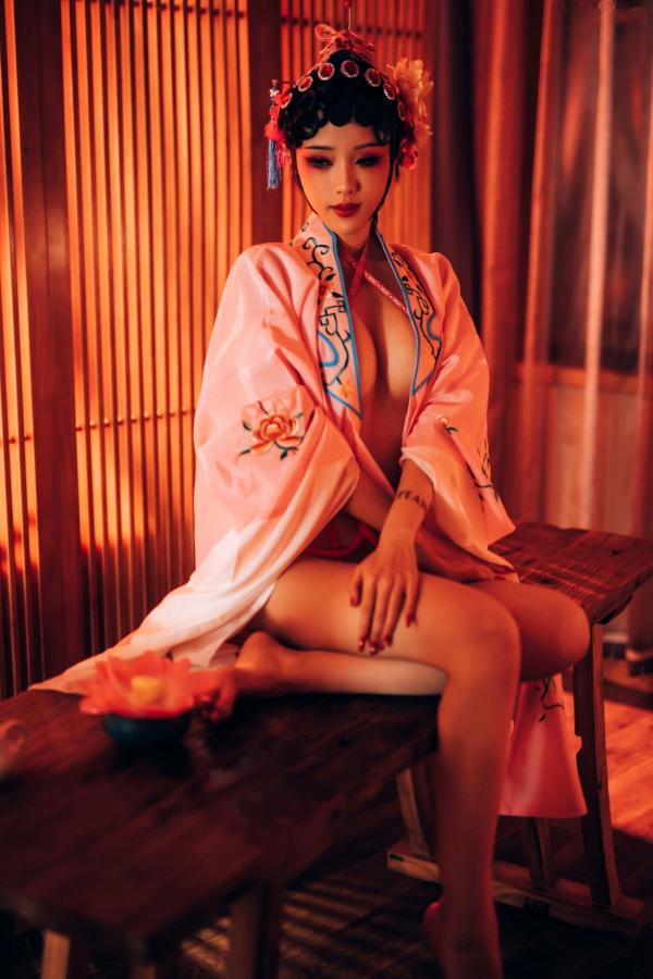    钛合金TiTi-潘金莲古风戏曲装，极致古典美学私房写真，魅惑眼妆风情万种，大尺度呈现惊艳东方尤物盛宴第59张图片