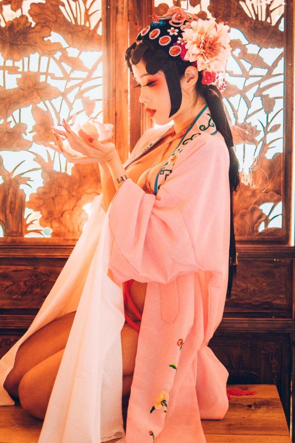    钛合金TiTi-潘金莲古风戏曲装，极致古典美学私房写真，魅惑眼妆风情万种，大尺度呈现惊艳东方尤物盛宴第75张图片
