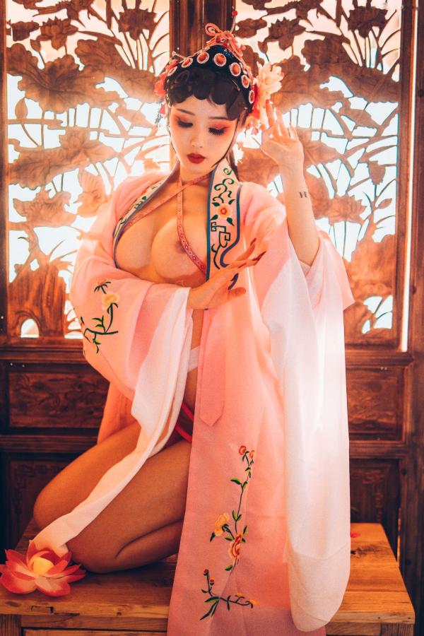    钛合金TiTi-潘金莲古风戏曲装，极致古典美学私房写真，魅惑眼妆风情万种，大尺度呈现惊艳东方尤物盛宴第78张图片