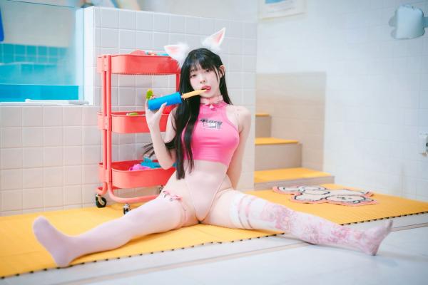    韩国美女Yudi私房照：粉色兔女郎与黑色猫咪角色扮演，泳池边的极致性感诱惑，甜美童颜女神写真第8张图片