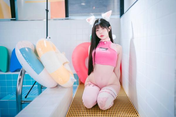    韩国美女Yudi私房照：粉色兔女郎与黑色猫咪角色扮演，泳池边的极致性感诱惑，甜美童颜女神写真第38张图片