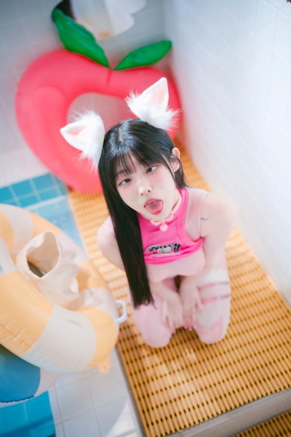   韩国美女Yudi私房照：粉色兔女郎与黑色猫咪角色扮演，泳池边的极致性感诱惑，甜美童颜女神写真第39张图片