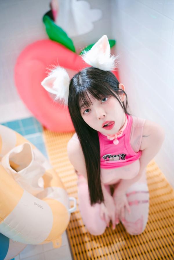    韩国美女Yudi私房照：粉色兔女郎与黑色猫咪角色扮演，泳池边的极致性感诱惑，甜美童颜女神写真第41张图片