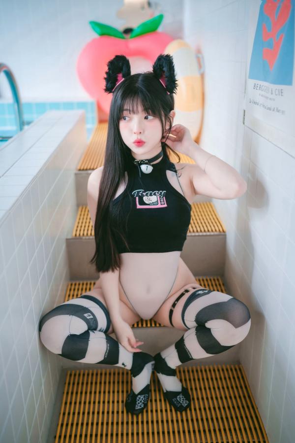    韩国美女Yudi私房照：粉色兔女郎与黑色猫咪角色扮演，泳池边的极致性感诱惑，甜美童颜女神写真第69张图片