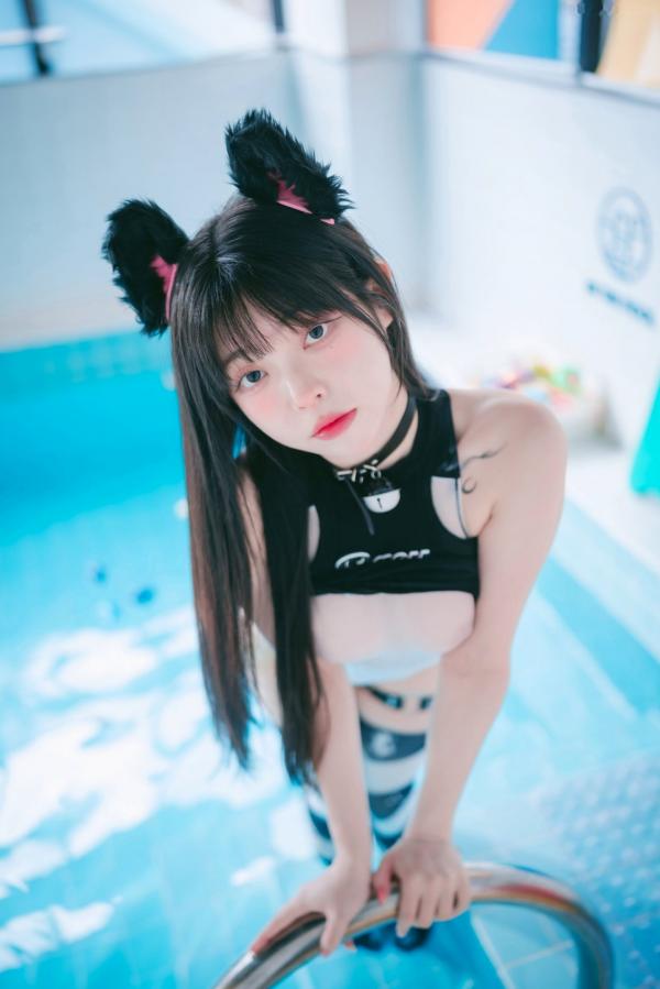    韩国美女Yudi私房照：粉色兔女郎与黑色猫咪角色扮演，泳池边的极致性感诱惑，甜美童颜女神写真第76张图片