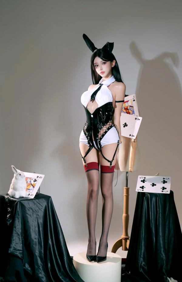    斗鱼米线线sama写真 - 极致诱惑卡牌兔女郎cosplay，绝美身材黑丝制服诱惑，气质冷艳游戏风，高清套图 [49P]第7张图片