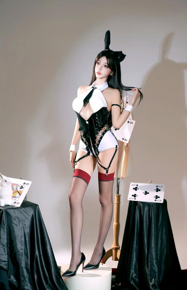    斗鱼米线线sama写真 - 极致诱惑卡牌兔女郎cosplay，绝美身材黑丝制服诱惑，气质冷艳游戏风，高清套图 [49P]第47张图片