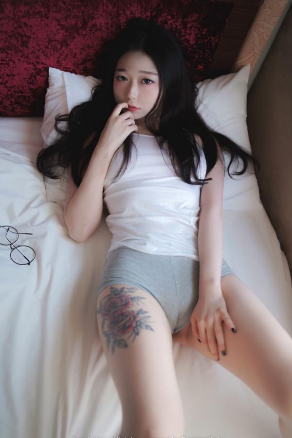    韩国美女Ria私房写真：草莓内衣与女仆装制服诱惑，性感眼镜造型解锁多重魅力，Pure Media 011期高清欣赏第5张图片