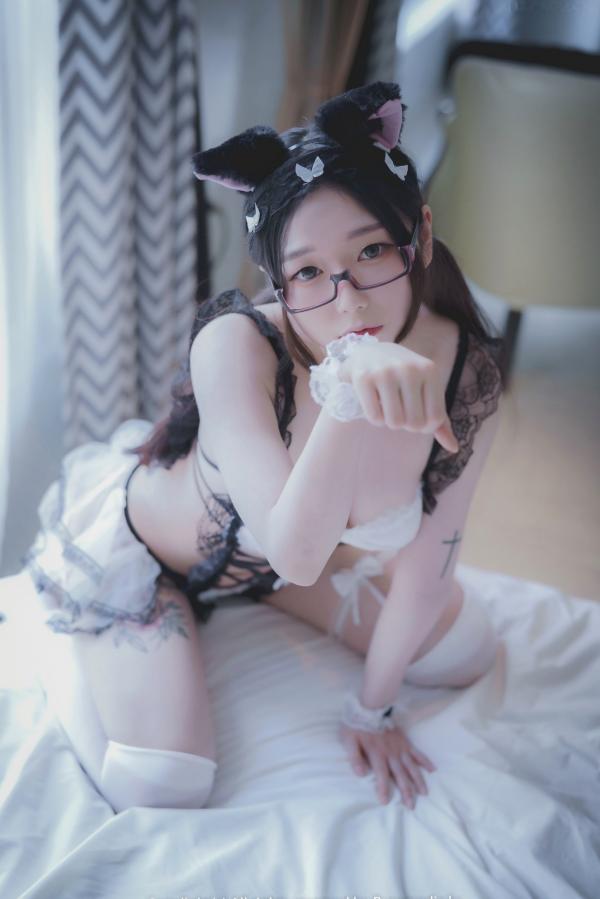    韩国美女Ria私房写真：草莓内衣与女仆装制服诱惑，性感眼镜造型解锁多重魅力，Pure Media 011期高清欣赏第44张图片