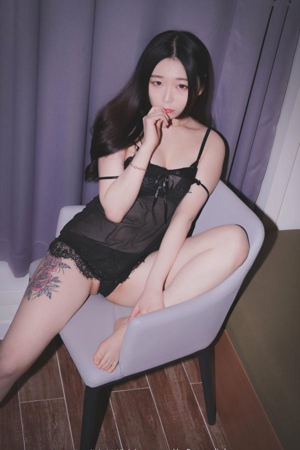    韩国美女Ria私房写真：草莓内衣与女仆装制服诱惑，性感眼镜造型解锁多重魅力，Pure Media 011期高清欣赏第46张图片