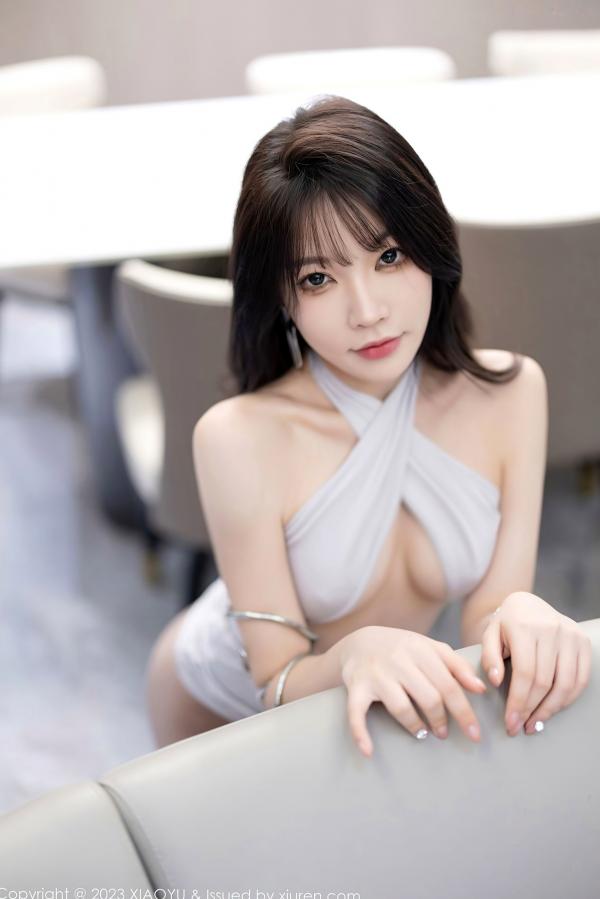 徐莉芝Booty 陈芝  XiaoYu语画界-1168-徐莉芝：红色圣诞主题私房火辣诱惑与灰色紧身礼服裙完美曲线美腿写真（2023.12.20）第29张图片