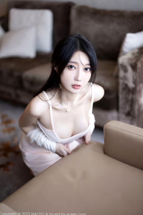    XiaoYu语画界 玥儿玥er白色连衣长裙私房照：极品气质女神居家秀美腿，纯欲感极佳的精美写真（2023.12.19）第32张图片