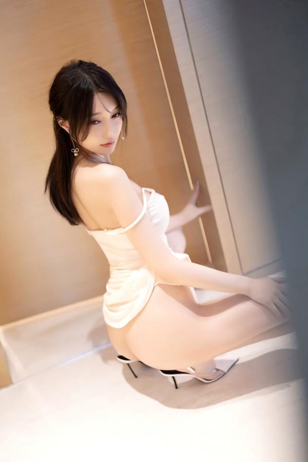    XiaoYu语画界 玥儿玥er白色连衣长裙私房照：极品气质女神居家秀美腿，纯欲感极佳的精美写真（2023.12.19）第47张图片