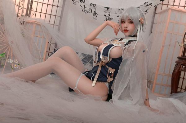    钛合金TiTi天狼星旗袍cosplay写真，梦幻白发少女改良旗袍诱惑私房照第2张图片