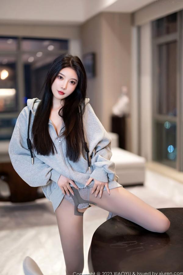 杨晨晨 sugar小甜心CC  XiaoYu语画界-1156-杨晨晨Yome：灰色卫衣配灰丝，私房大尺度性感长腿御姐写真第18张图片