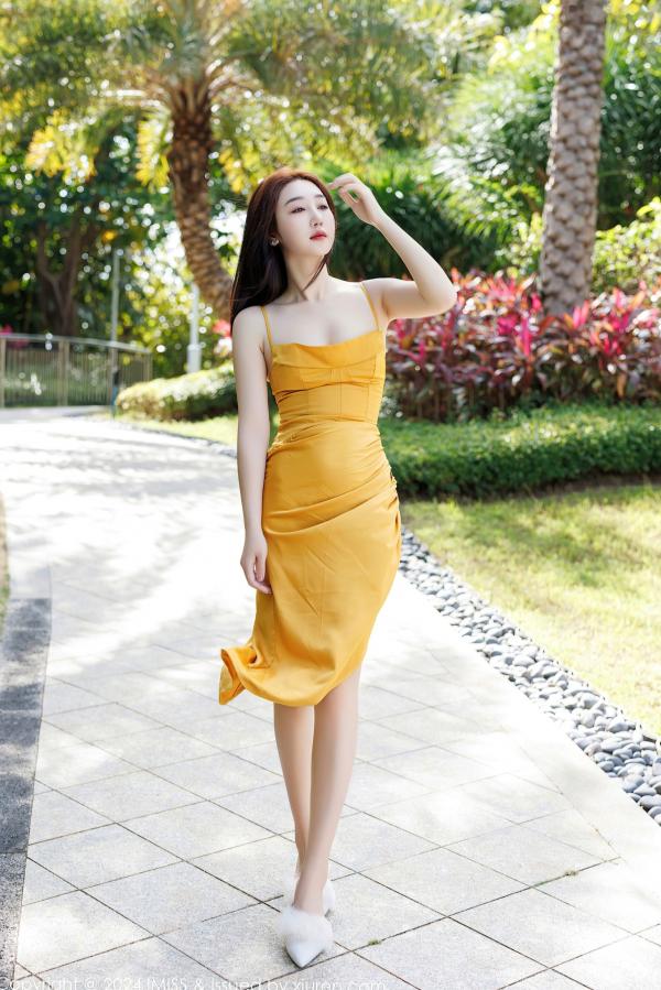    IMiss爱蜜社-764-九月生-性感私房与户外黄色吊带长裙写真-灰绿色蕾丝内衣-2024.01.15第2张图片