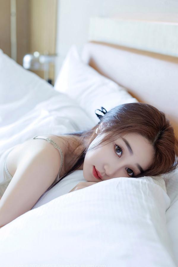    IMiss爱蜜社-764-九月生-性感私房与户外黄色吊带长裙写真-灰绿色蕾丝内衣-2024.01.15第31张图片