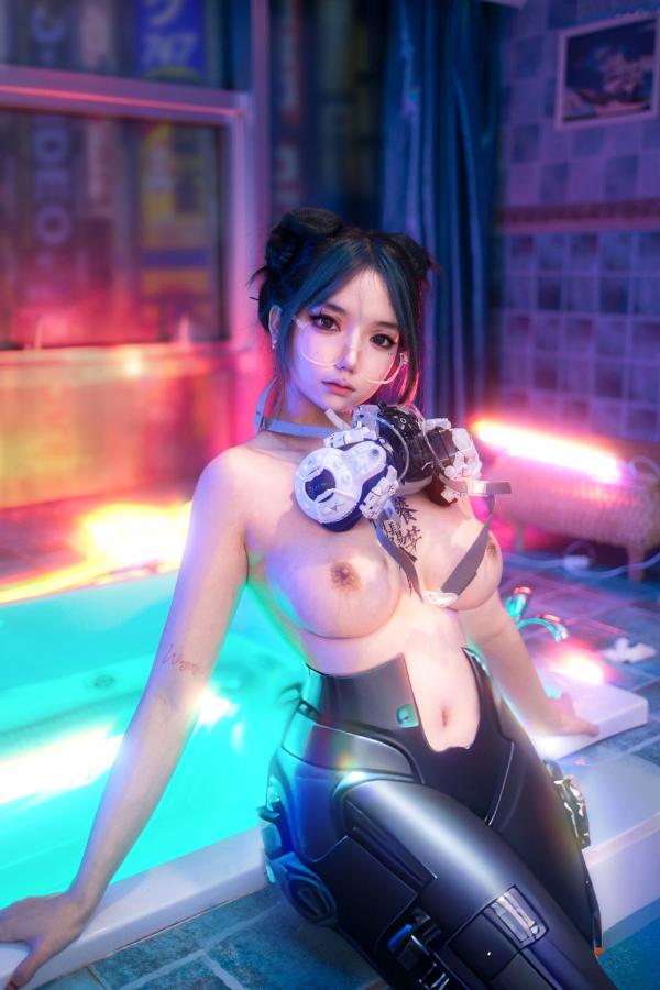    钛合金TiTi-赛博朋克前卫艺术：霓虹浴缸私房大尺度写真，机械姬与纹身少女的科技感碰撞第3张图片