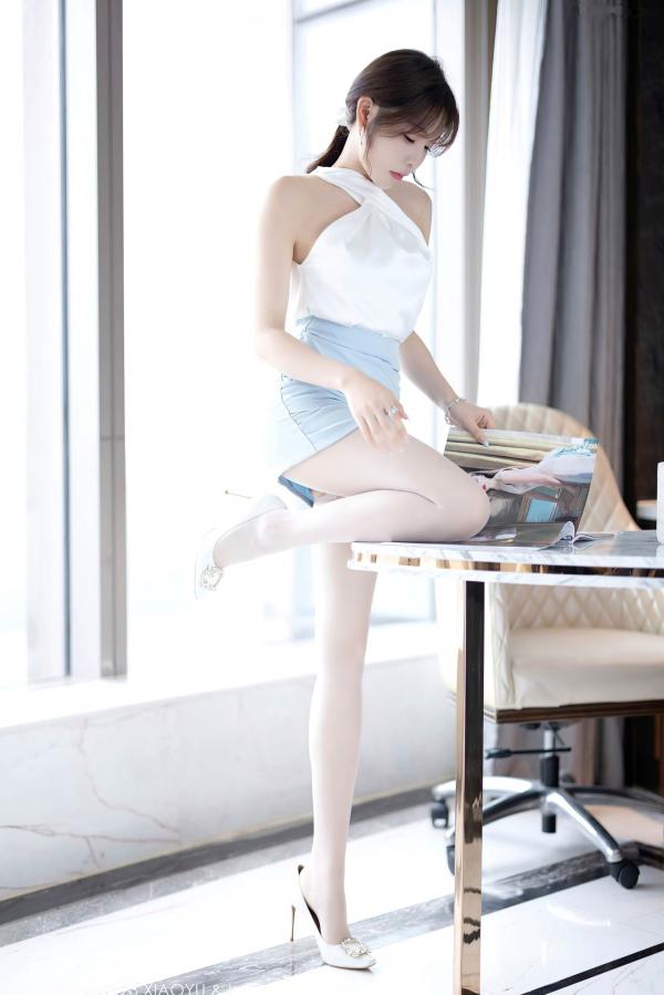 徐莉芝Booty 陈芝  XiaoYu语画界-徐莉芝-海南旅拍私房照-白T浅蓝包臀短裙OL风与极品蕾丝内衣诱惑-完美身材气质尤物第2张图片