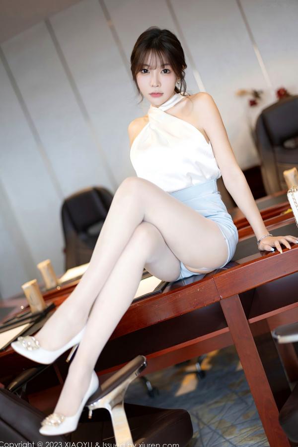徐莉芝Booty 陈芝  XiaoYu语画界-徐莉芝-海南旅拍私房照-白T浅蓝包臀短裙OL风与极品蕾丝内衣诱惑-完美身材气质尤物第17张图片