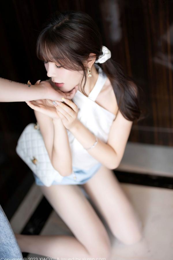 徐莉芝Booty 陈芝  XiaoYu语画界-徐莉芝-海南旅拍私房照-白T浅蓝包臀短裙OL风与极品蕾丝内衣诱惑-完美身材气质尤物第33张图片