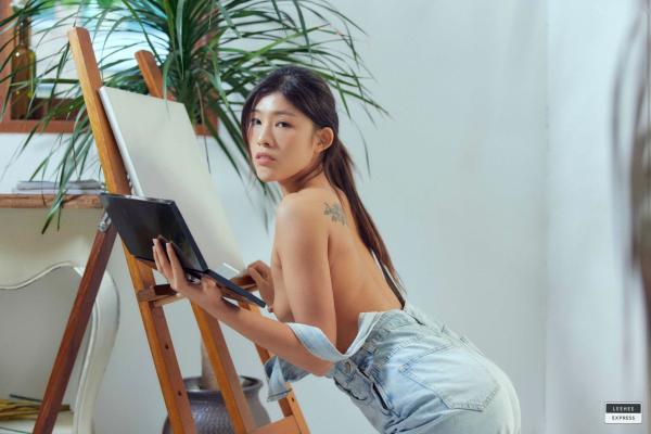    韩国美女Dayoung艺术画室主题写真：涂鸦艺术与牛仔背带裤的性感碰撞 – LEEHEE EXPRESS LEDB-222第10张图片