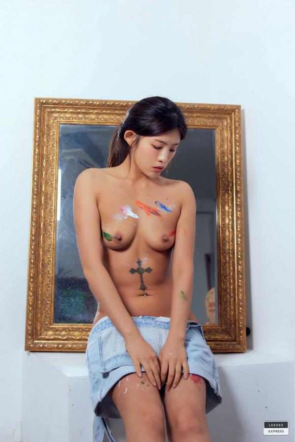    韩国美女Dayoung艺术画室主题写真：涂鸦艺术与牛仔背带裤的性感碰撞 – LEEHEE EXPRESS LEDB-222第42张图片