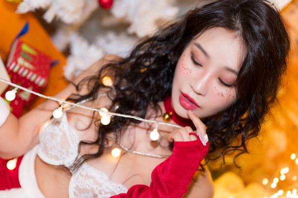    韩国美女Lee Seol私房写真：花园轻纱与圣诞装诱惑，绝美曲线尽显女神气质第58张图片